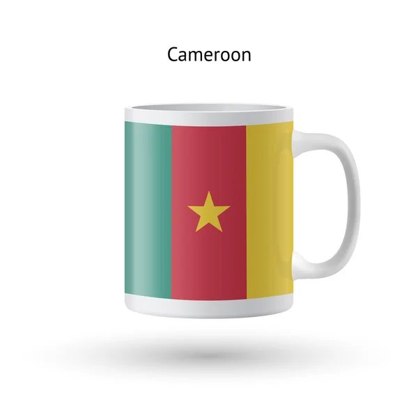 Kameruns flagga souvenir mugg på vit bakgrund. — Stock vektor