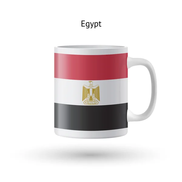 Сувенирная кружка с флагом Египта на белом фоне . — стоковый вектор
