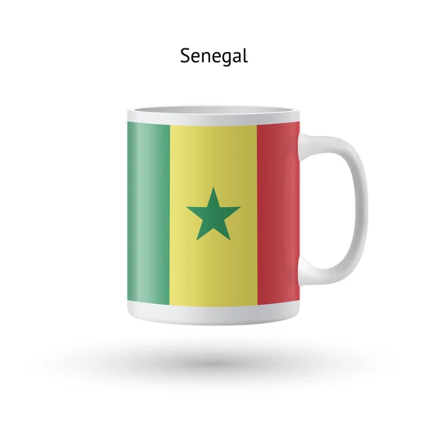 Tazza souvenir bandiera senegalese su sfondo bianco . — Vettoriale Stock