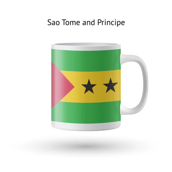 Tazza souvenir bandiera Sao Tome e Principe su sfondo bianco . — Vettoriale Stock