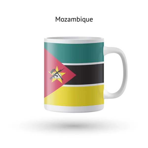 Tazza souvenir bandiera mozambicana su sfondo bianco . — Vettoriale Stock
