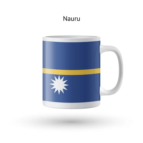 Tazza souvenir bandiera Nauru su sfondo bianco . — Vettoriale Stock