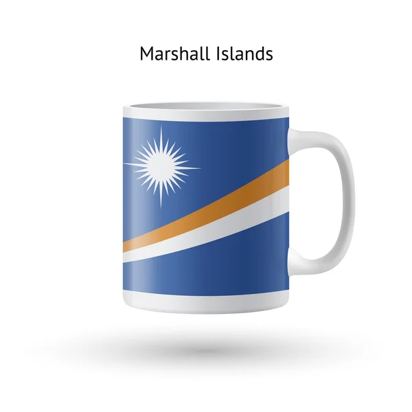 Сувенирная кружка с флагом Маршалловых островов на белом фоне . — стоковый вектор
