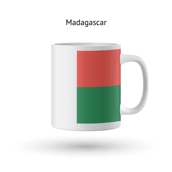 Madagaskars flagga souvenir mugg på vit bakgrund. — Stock vektor