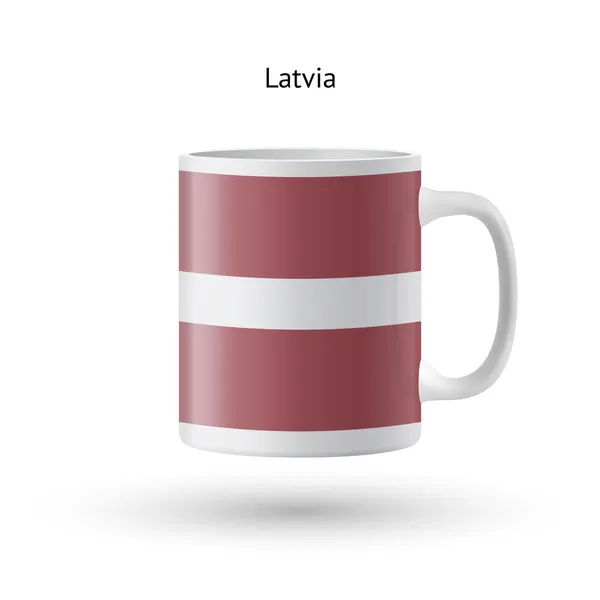 Taza de recuerdo bandera de Letonia sobre fondo blanco . — Vector de stock