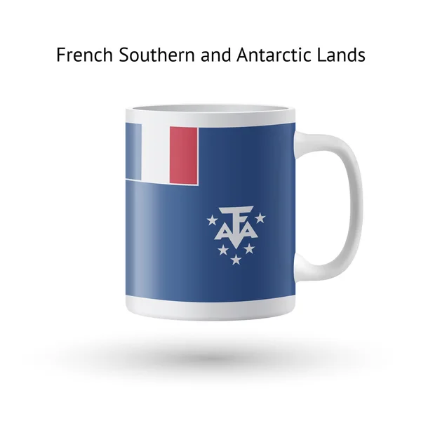 Taza de recuerdo de la bandera de las tierras australes y antárticas francesas en blanco . — Vector de stock