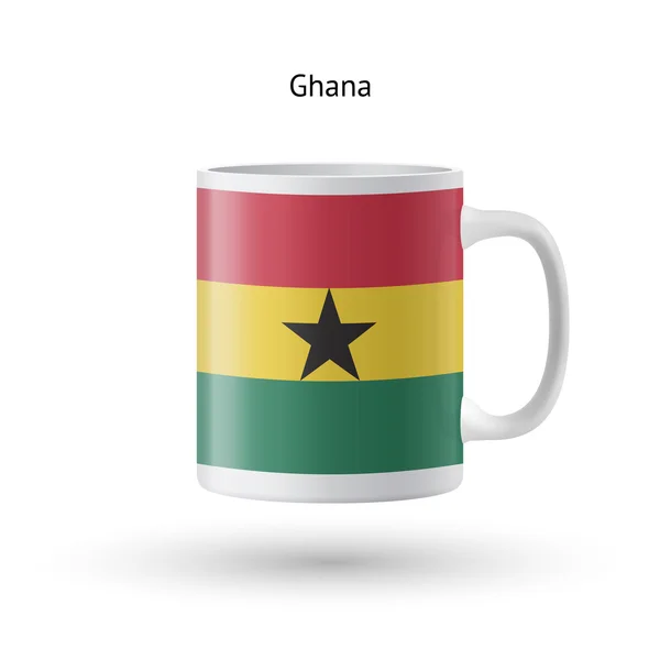 Tazza souvenir bandiera Ghana su sfondo bianco . — Vettoriale Stock