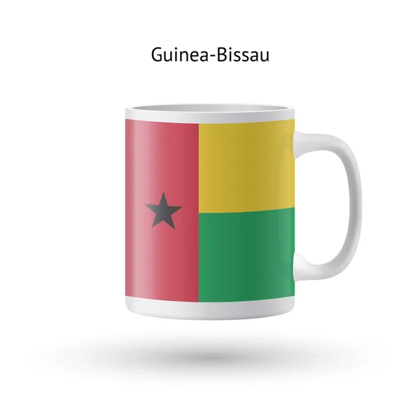 Tazza souvenir bandiera Guinea-Bissau su sfondo bianco . — Vettoriale Stock