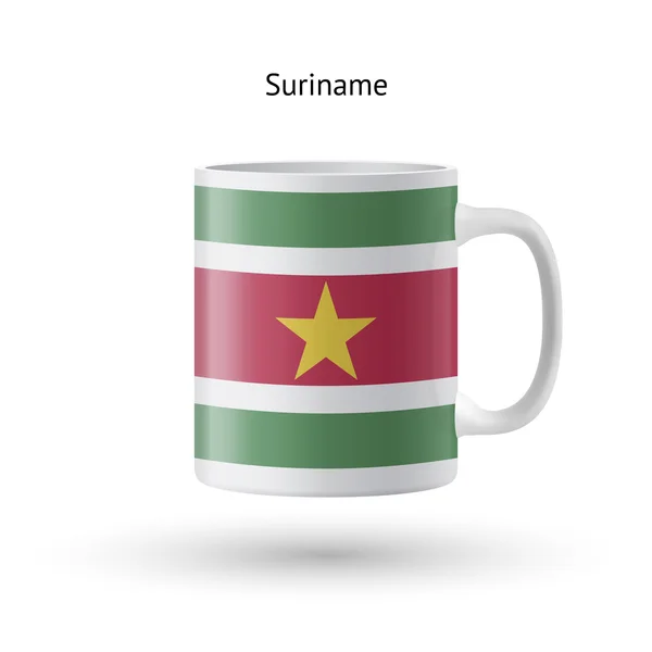 スリナムの旗お土産マグカップ白い背景の上. — ストックベクタ