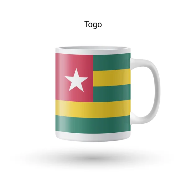 Togo caneca bandeira lembrança no fundo branco . — Vetor de Stock