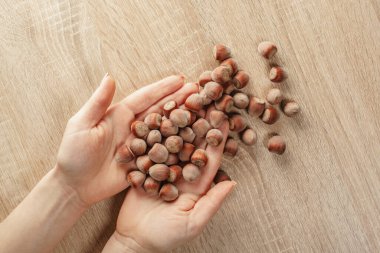 Kabuklu fındıklar ahşap bir arka planda.