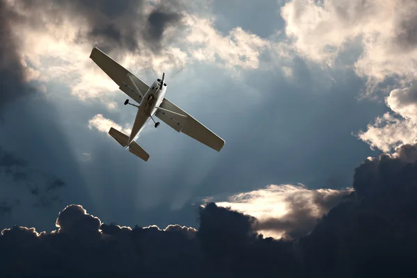 风雨如磐的天空的小型固定的翼飞机 — 图库照片