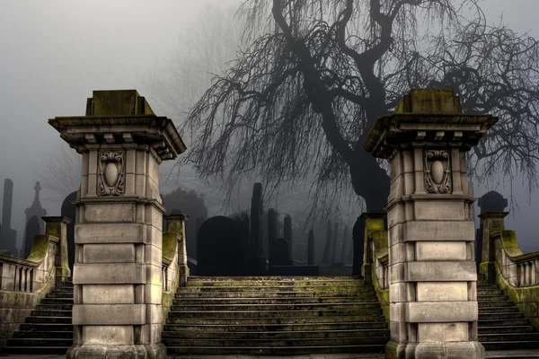 Spooky gamla kyrkogården på en dimmig dag — Stockfoto