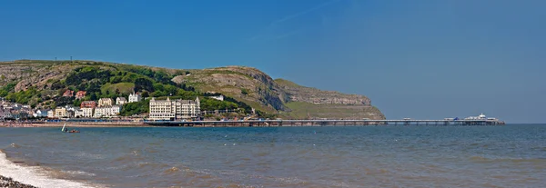 Panoramabild från llandudno pier och great orme — Stockfoto