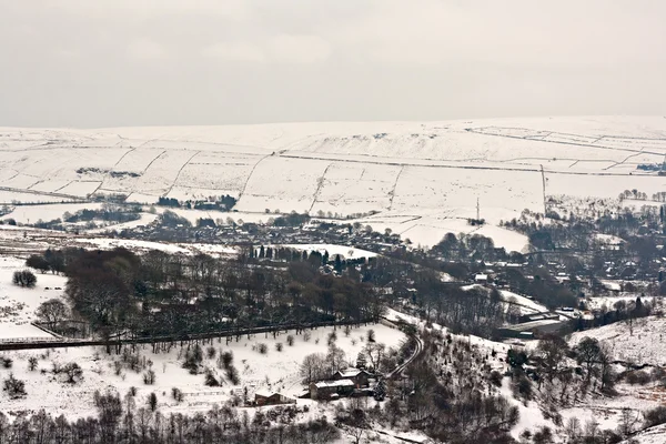 Vzdálená zemědělské půdy na sněhu zahrnuty yorkshire moors — Stock fotografie