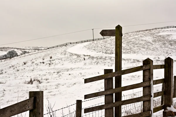 Tom trä skylt på snö täckta moorland — Stockfoto