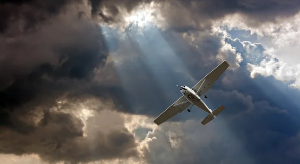 小飞机飞行通过雷雨云 — 图库照片