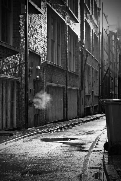 Dark mysterious alleyway on a rainy day — Stock Photo, Image