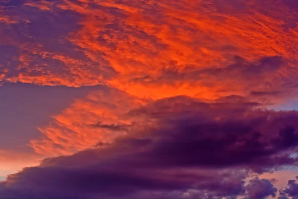 夕暮れ時の劇的な嵐の雲 — ストック写真