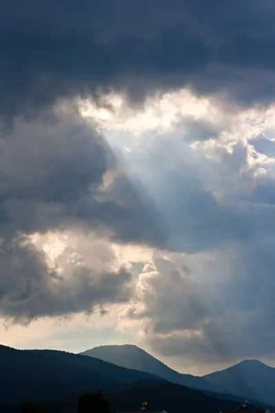 太阳光线通过暴风云 — 图库照片