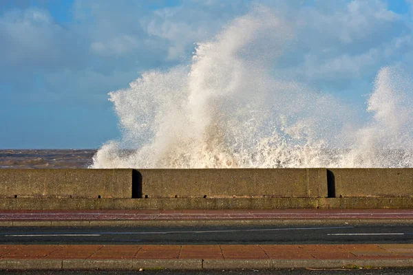Grandes olas chocando contra el paseo marítimo — Foto de Stock