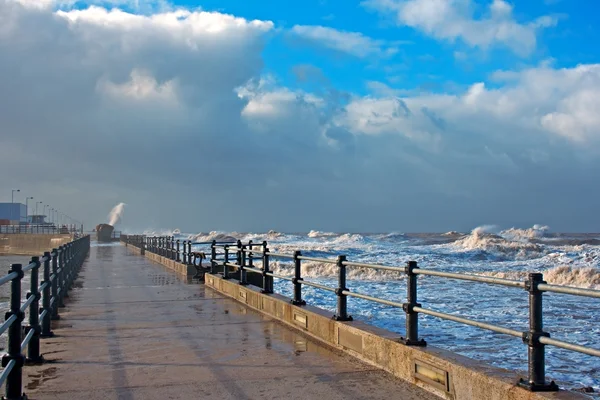 Enorma vågor kraschar på strandpromenaden — Stockfoto