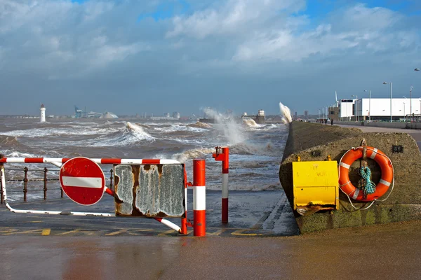 Huge waves crashing onto promenade — Stock Photo, Image