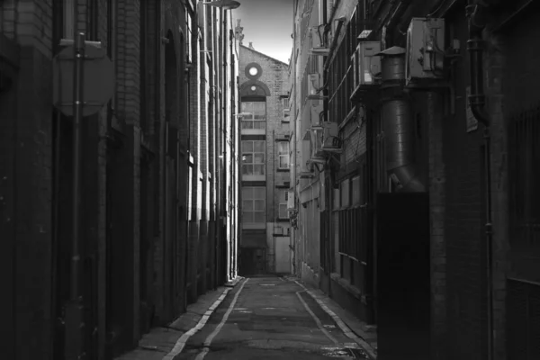 Looking down a long dark back alley — Stock Photo, Image