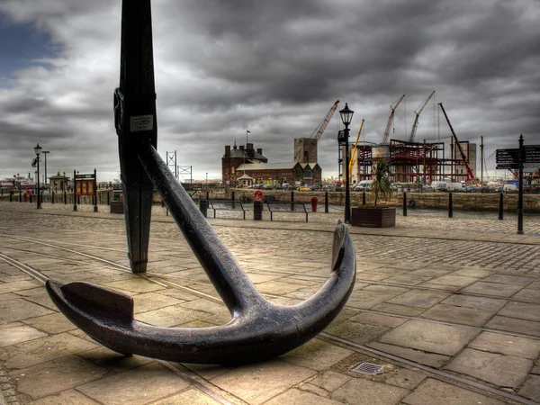 Hdr Bild von großen Schiffen Anker außerhalb liverpool maritime museu — Stockfoto