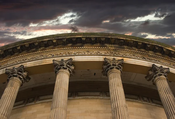 Nuvens de tempestade sobre o banco — Fotografia de Stock