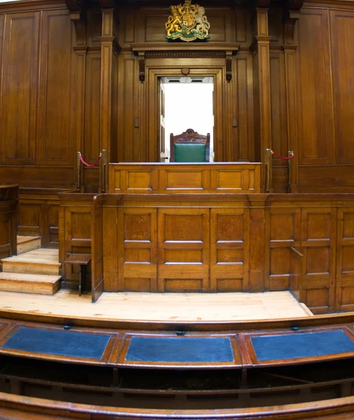 Sala de audiencias muy antigua (1854) con silla de jueces en St Georges Hall, Liverpool, Reino Unido —  Fotos de Stock