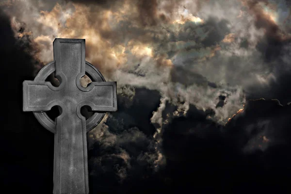 Croix de cimetière contre nuages orageux — Photo