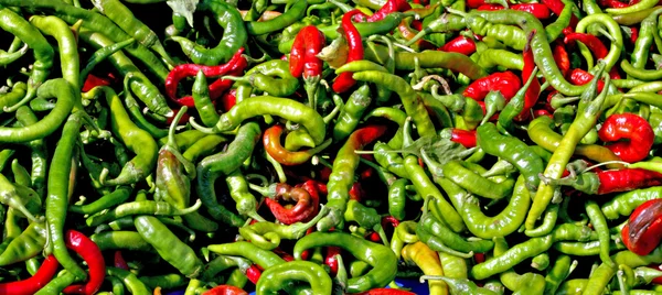 Hot chilli peppers on a market stall — Stock Photo, Image