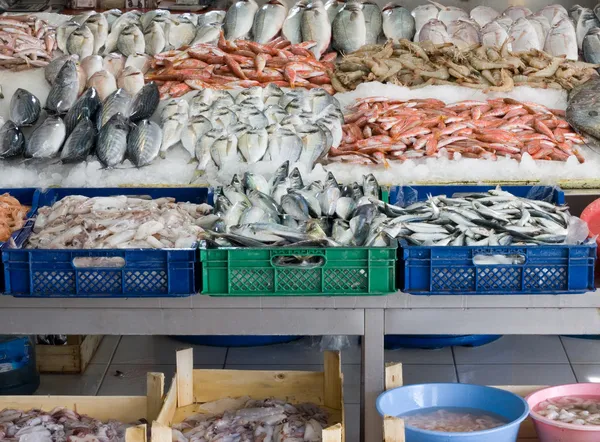 Świeżo złowione ryby na sprzedaż na rynku tureckim ulicy — Zdjęcie stockowe