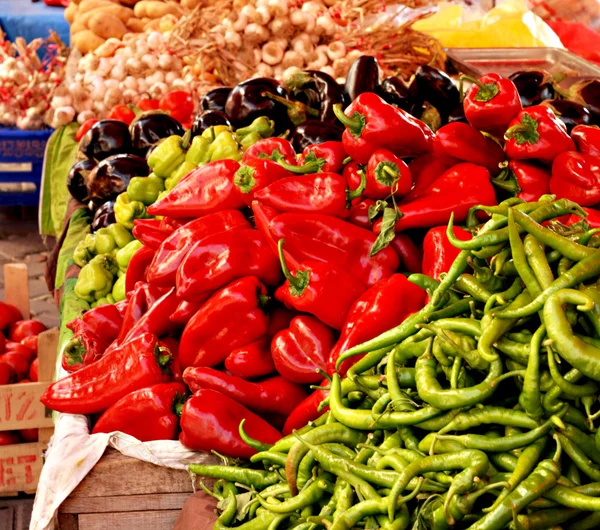 Hot chilli papričky na stánku v tržnici — Stock fotografie