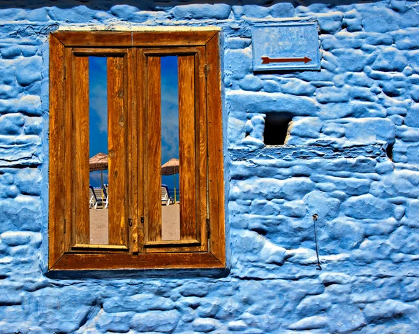 Mirando a través de la vieja ventana de madera hacia la playa cielo azul —  Fotos de Stock