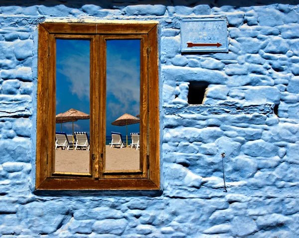 Looking through old wooden window towards blue sky beach — Stock Photo, Image