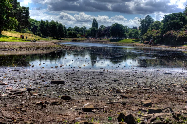 Kurumuş bir HDR görüntü yukarı park lake — Stok fotoğraf