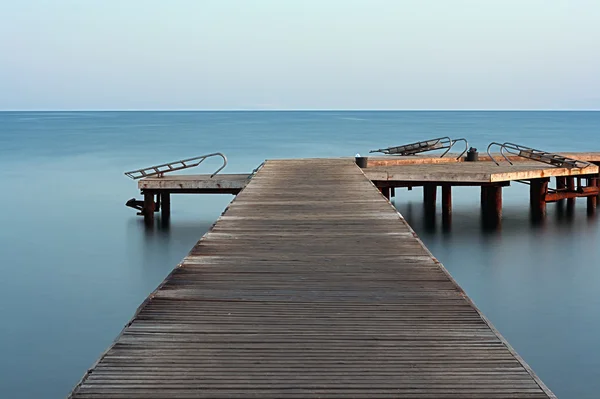 Larga exposición en muelle de madera al amanecer —  Fotos de Stock