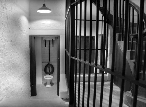 Monokrom toalett i fängelse cell block — Stockfoto