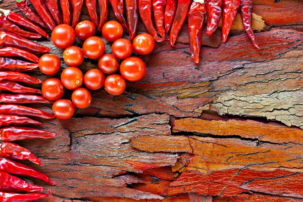 Chilli ja tomaatti maalaismainen tausta — kuvapankkivalokuva