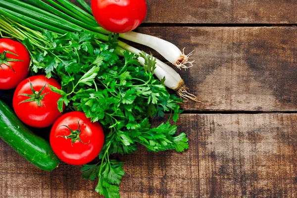 Tomates, pepino, cilantro y cebolletas en madera vieja ta —  Fotos de Stock