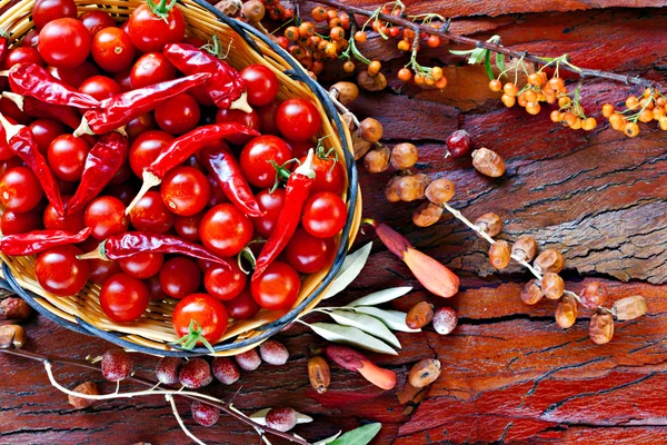 Érett cseresznye paradicsom és a rusztikus szárított piros chili — Stock Fotó