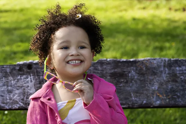Gözlük gülümseyen genç siyah bebek kız — Stok fotoğraf