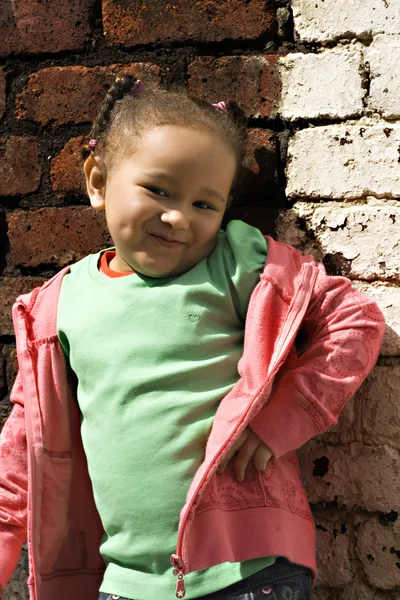골목에서 젊은 흑인 아기 소녀 — 스톡 사진