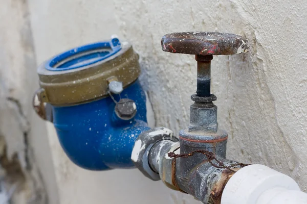 Válvula de agua vieja oxidante con medidor de agua — Foto de Stock