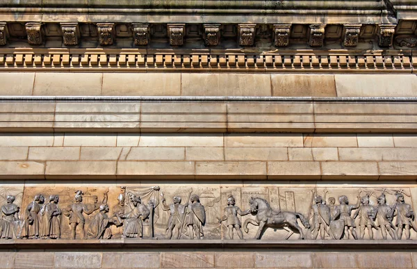 Aufwändige Leisten auf altem Sandsteinbau — Stockfoto