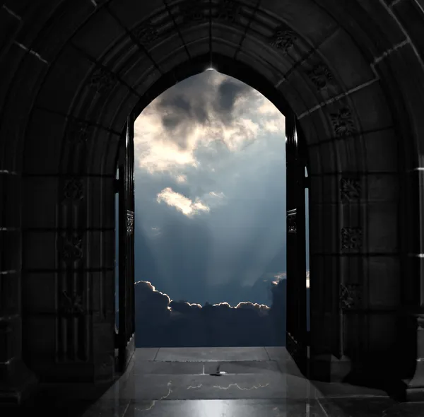 Przeglądając Stare drzwi kościoła w kierunku burzliwy niebo Obrazy Stockowe bez tantiem