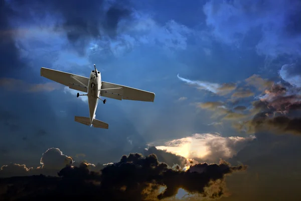 Piccolo aereo ad ala fissa contro un cielo tempestoso — Foto Stock