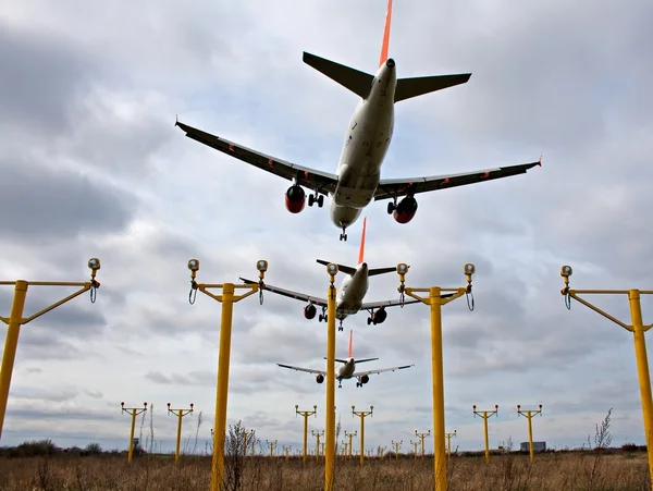 Composiet van 3 vliegtuigen landing dicht bij elkaar — Stockfoto